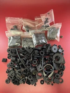 HUGE LOT VARIOUS RUBBER GROMMET CABLE GLAND CLAMP MILITARY AEROSPACE VINTAGE - Imagen 1 de 10