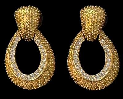 Brincos vintage Kenneth J Lane perfurados tom dourado batente texturizado brilho - Imagem 1 de 4