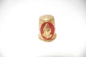 THIMBLE VINTAGE BRASS VERON OVAL PLAQUE OF BRASS PRAYING HANDS ON RED - Picture 1 of 5