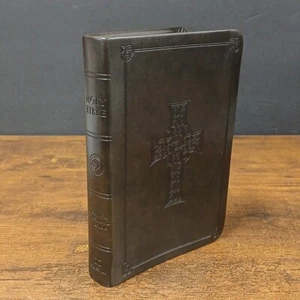 ESV Travel Bible Trutone Charcoal Celtic Cross Design, English Standard Version - Imagen 1 de 10