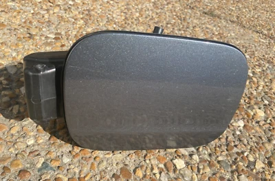 VW JETTA SPORTWAGON 2011-2014 CONJUNTO DE PUERTA TANQUE DE GASOLINA EN METAL GRIS PLATINO Foto 1 de 4