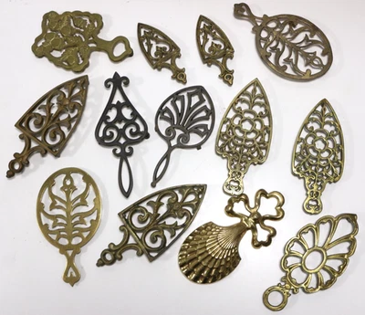 Винтажный литой латунный трикотаж лот из 13 предметов в основном немаркированный см. фотографии 5 фунтов 8 унций - Изображение 1 из 4