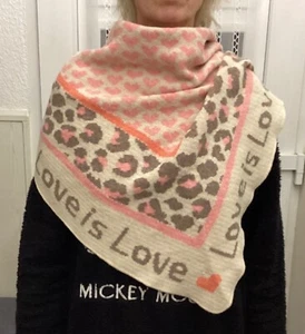 Dreiecksschal Rosa-Beige Muster „Love is Love“ - Bild 1 von 5