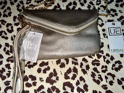 NUEVO CON ETIQUETAS- Mini Cartera Urban Expressions Lucy Muñequera Cadena Dorada Vegana Cuero Sintético Foto 1 de 4