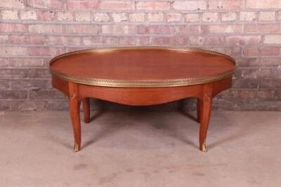 Mesa de centro francesa Baker Furniture Luis XV de caoba y latón Foto 1 de 4