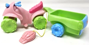 Vehículo de campamento Fisher Price Loving Family ATV de 4 ruedas con carro y casco - Imagen 1 de 4