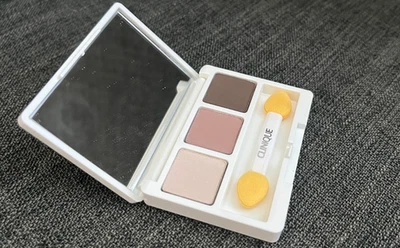 Clinique All About Shadow Trio-AC French Roast, AG Nude Rose, 04 Marfil Bisque Foto 1 de 4