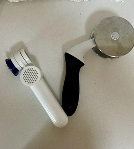 De colección. Prensa de ajo Tupperware y cortadora de doble rueda OXO rara - Imagen 1 de 9
