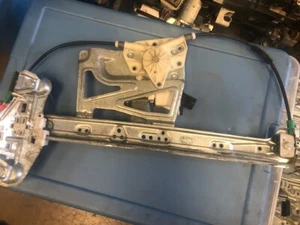 2006 2007 2008 2009 2010 2011 CADILLAC DTS RIGHT FRONT WINDOW REGULATOR MOTOR - Picture 1 of 3
