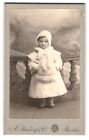 Fotografie A. Jandorf & Co., Berlin, kleines Mädchen im weißen Winterkleid mit  