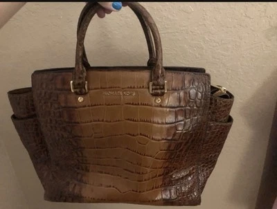 Сумка Michael Kors Selma коричневая со штампом под крокодила кожа большая бывшая в употреблении   - Изображение 1 из 4