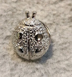 Prendedor Ladybug tono plata - Imagen 1 de 3
