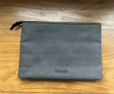 Funda delgada para computadora portátil Native Union Stow 14 pulgadas cierre de cremallera carbón y negro Foto 1 de 4