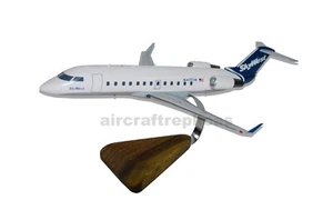 Bombardier CRJ-100LR Skywest Holz Flugzeug Modell - BIG - Bild 1 von 2