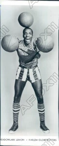 1967 Harlem Globetrotter Basketball Trickster Meadowlark Lemon Press Photo - Picture 1 of 2