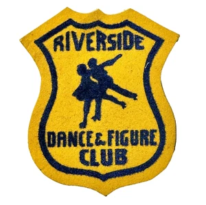 Parche de pista de fieltro patín club de baile y figura junto al río de la década de 1940 3,75" H - Imagen 1 de 2