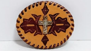 VINTAGE LEDER KREUZ GÜRTELSCHNALLE MIT MESSINGRAHMEN SCHLAUFE HERGESTELLT IN INDIEN NOS NEUER ALTER BESTAND - Bild 1 von 4