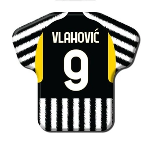 Calamita Magnete T-Shirt Calcio 2023/2024 Juventus 9 Dušan (Vlahovic) - Foto 1 di 9
