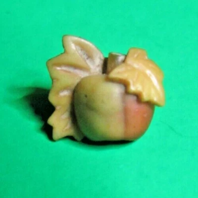 Vtg APPLE FRUIT LEAF EARLY PLASTIC CELLULOID? WEEBER-LIKE REALISTIC BUTTON-Y115 - Image 1 of 3