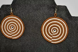Vintage Earrings Woven Fabric round Spiral Gold White 70s 80s - Picture 1 of 7