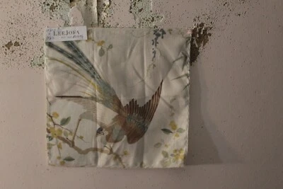 Lee Jofa Mandalay Floral con Pájaros Varios Colores y Tamaños Foto 1 de 4