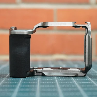 Kit de gaiola de liberação rápida SmallRig ZV-E10 II HawkLock para Sony ZV-E10 II 4949 - Imagem 1 de 4