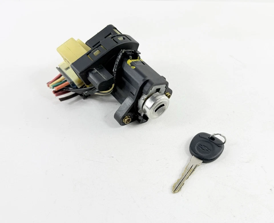 2000-2005 Chevrolet Monte Carlo Ignition Switch Lock Cylinder & Key OEM - Image 1 of 4