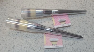 2 It Cosmetics Love Beauty  Brushes Flawless Powder 202 + Buffing Mineral 206 - Image 1 of 4