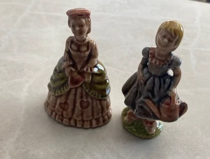 2 Wade Whimsies Figuren einer Dame mit Herzen und einer Dame Bewässerung - Bild 1 von 6