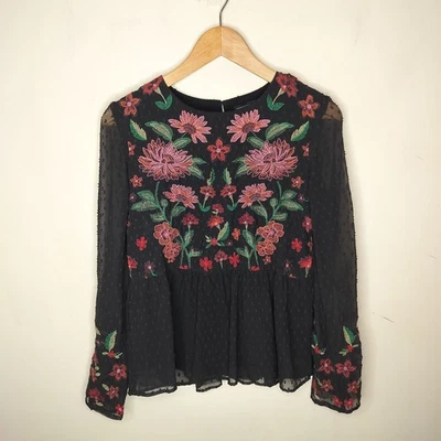 Blusa Boho American Eagle Outfitters Floral Bordada Pequeña Negra de Gasa Foto 1 de 4