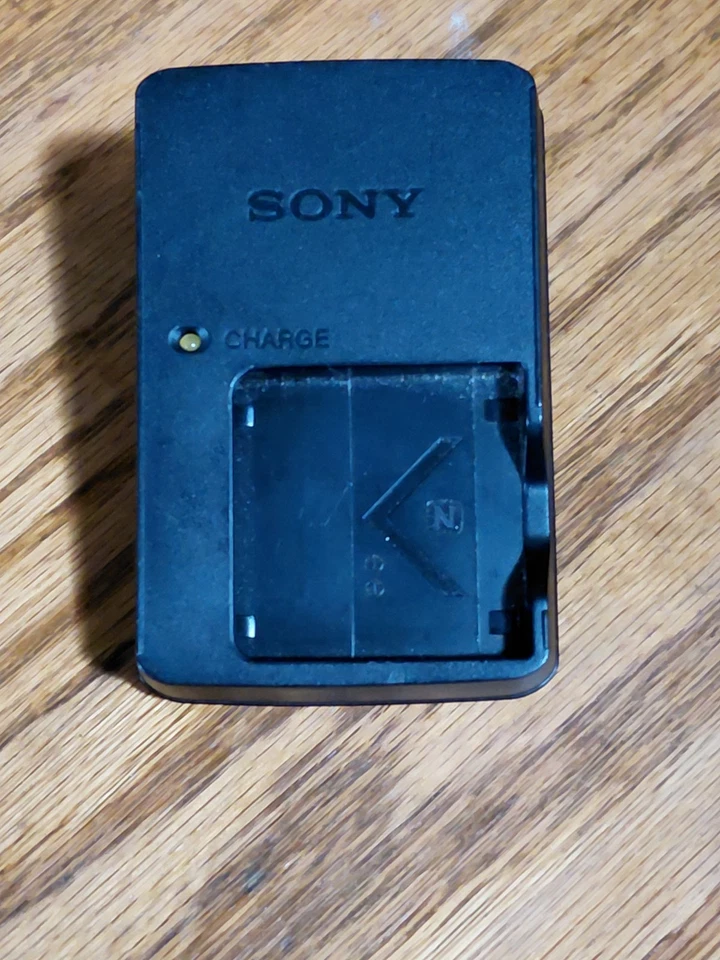 Cargador de batería original Sony BC-CSNB NP-BN1 y batería tipo N  Foto 1 de 4