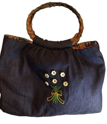 Cartera de mezclilla con botones flores y tallos bordados y lazo, asas de bambú de colección Foto 1 de 4
