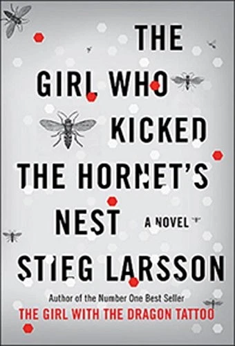 The Girl Who Kicked the Hornet's Nest (Millennium Series) - paperback Larsso... Foto 1 de 1