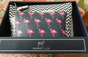 Dabney Lee Set aus zwei Kosmetik-Reiseetuis Flamingo und geometrischem Reißverschluss  - Bild 1 von 6