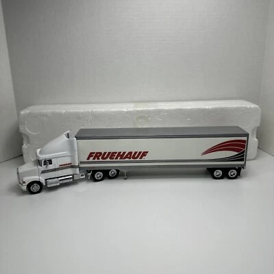 Semirremolque fundido a presión Tonkin con remolque Fruehauf modelo 1:53 blanco Volvo Foto 1 de 4