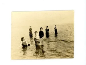 Niños flotando en barril. Foto de niño instantánea encontrada de colección - Imagen 1 de 3