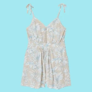 Torrid Floral Crinkled Gauze Romper Plus Size 2X Beige & Blue One Piece 13157848 - Picture 1 of 12
