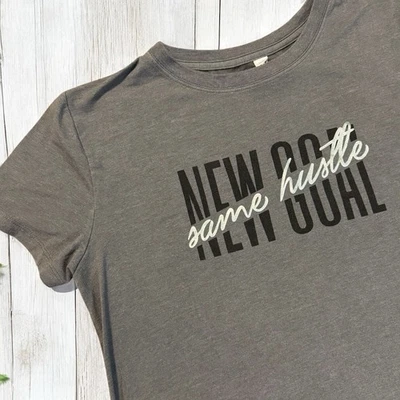 Camiseta Under Armour Niñas Pequeña “Same Hustle New Goal” Gris y Plateada Metálica Foto 1 de 4