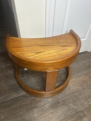 Mesa auxiliar Howard Furniture años 70 posmoderna roble macizo media luna Foto 1 de 4