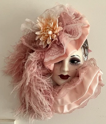 MASCARILLA DE CERÁMICA ARTESANAL Creaciones únicas para colgar en la pared rostro dama plumas rosas Foto 1 de 4