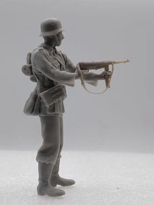 #124-1/16TH-SOLID RESIN-WW2 GERMAN SOLDIER w. MP40-FAST+FREE P+P - Picture 1 of 8