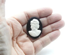 Broche de cameo vintage de silueta de plástico negro blanco para dama - Imagen 1 de 4