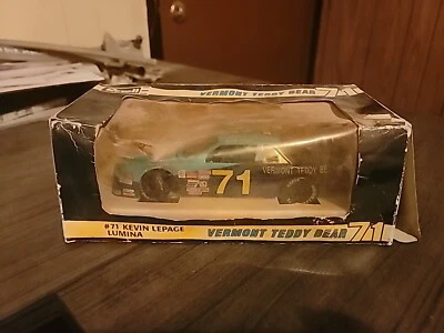 Oso de peluche Revell 1/24 diecast Nascar Bucsh North #71 Vermont, Kevin LePage  Foto 1 de 4