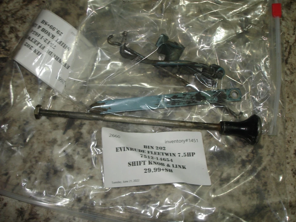 Evinrude fleetwin 7.5hp shift knob link  7512-14654    boat motor part bin 202  - Image 1 of 3