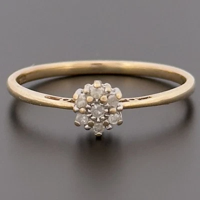 Anillo con racimo de diamantes de 0,05 quilates de oro amarillo de 9 quilates talla P con sello Foto 1 de 4