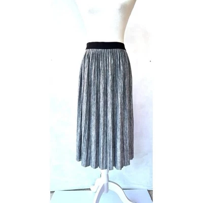 Falda midi Forever 21 gris plisada estilo preppy con cintura elástica Foto 1 de 4