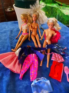 lot les 3 barbiesblondes et 7 vétements +brosses +photos du jardin - Picture 1 of 24