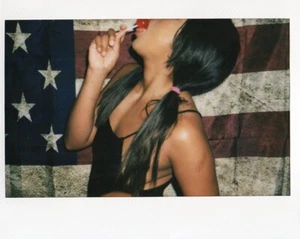 Original Polaroid Instax Wide Film der schönen Vanessa #24B von J.C. Chang - Bild 1 von 2