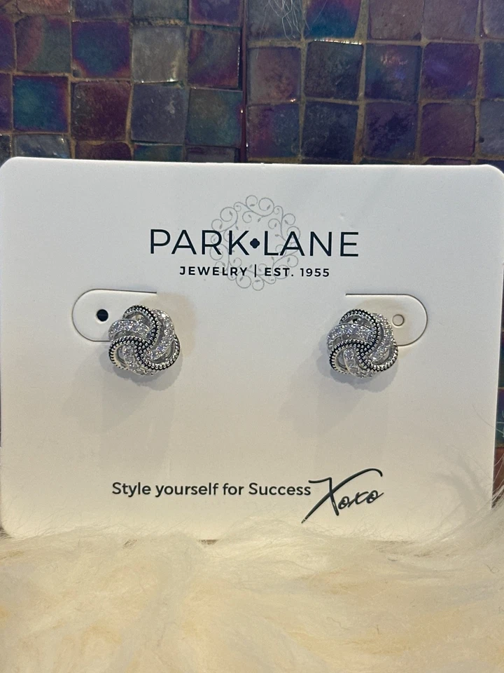 Pendientes perforados Park Lane "KNOTTIE" de cristal austriaco en PLATA Reg. $47 Foto 1 de 4
