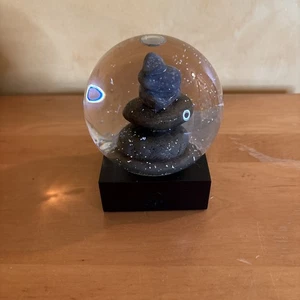 Cairn Schneekugel Instills Zen Frieden Ruhe auf Ständer - Bild 1 von 5
